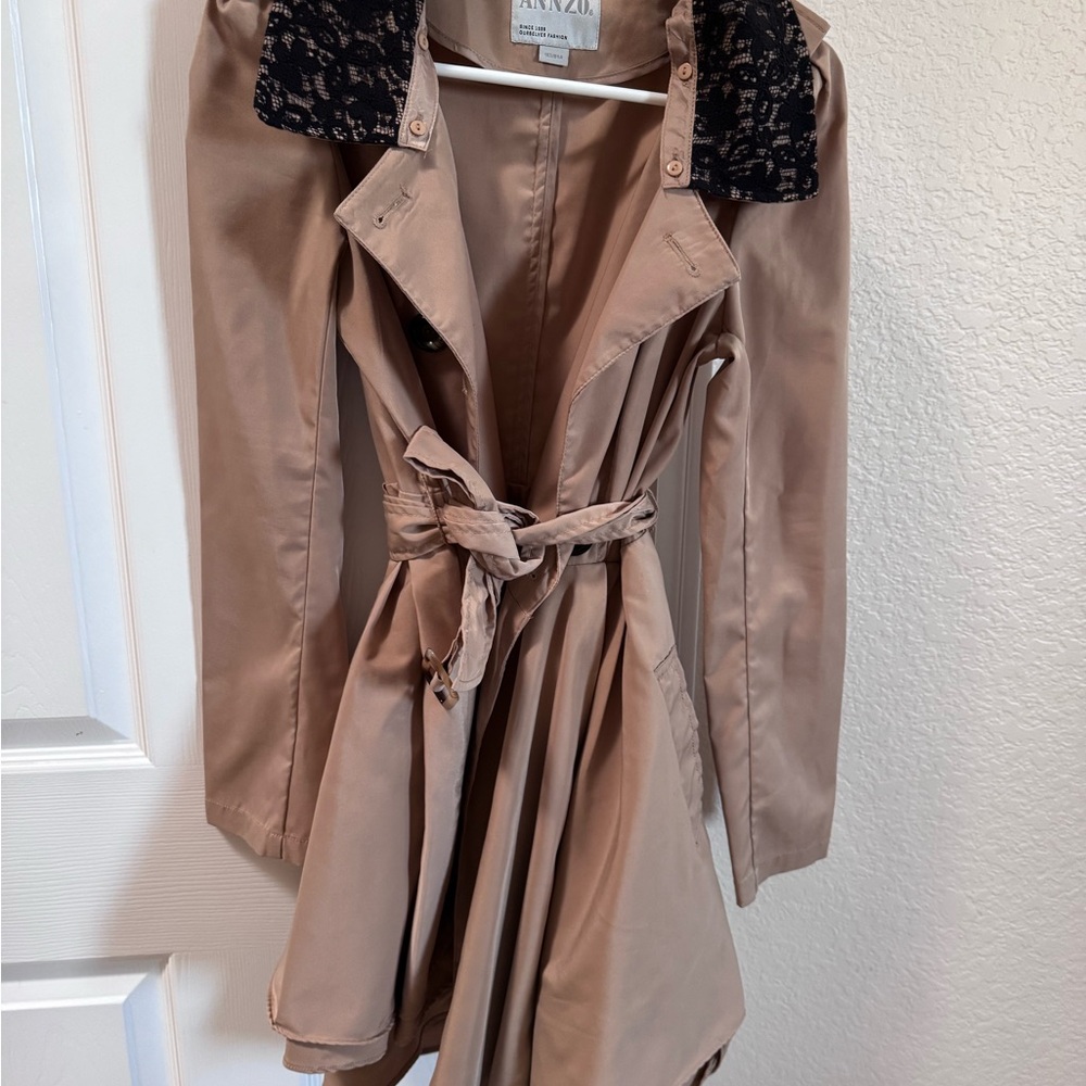 Stylish Tan Trench Coat with Lace Collar